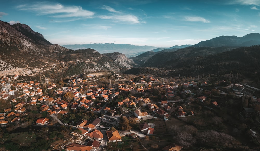 산으로 둘러싸인 마을의 항공 사진