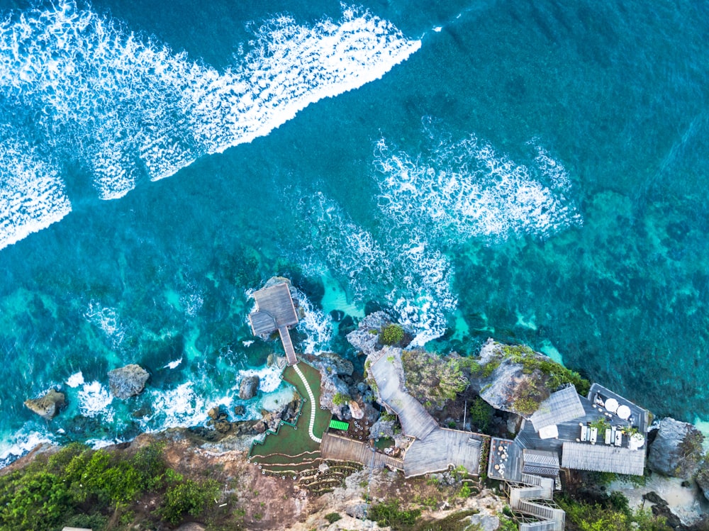 Foto aérea de la villa cerca del cuerpo de agua durante el día