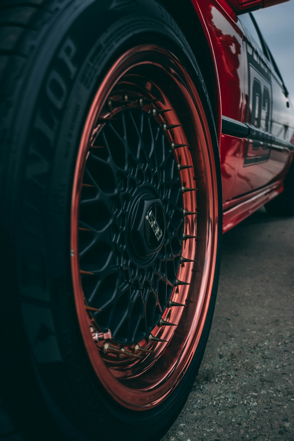 ruota e pneumatico rossi