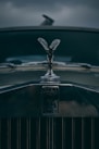 the emblem on the front of a vintage car