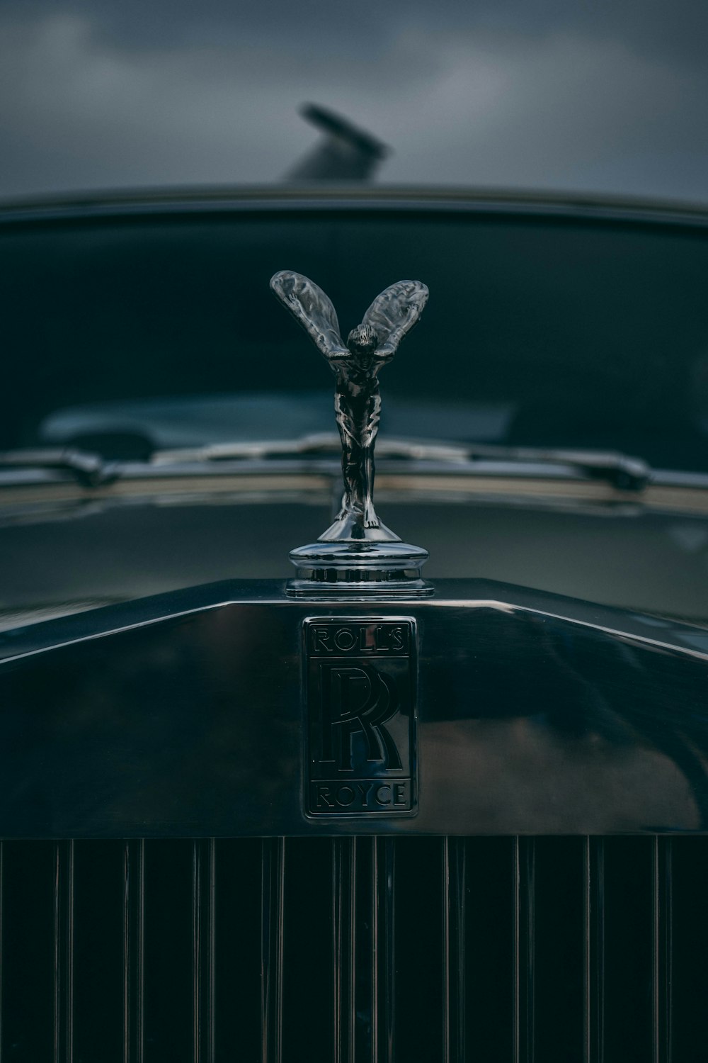 O emblema na frente de um carro antigo