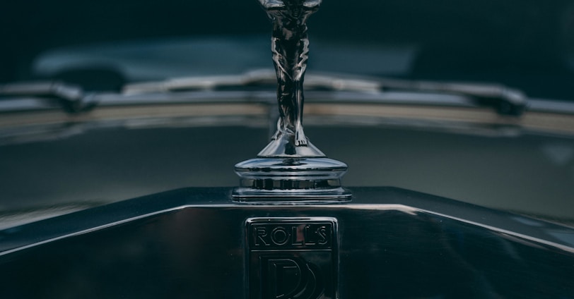 the emblem on the front of a vintage car