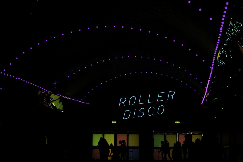 Edificio de Roller Disco por la noche