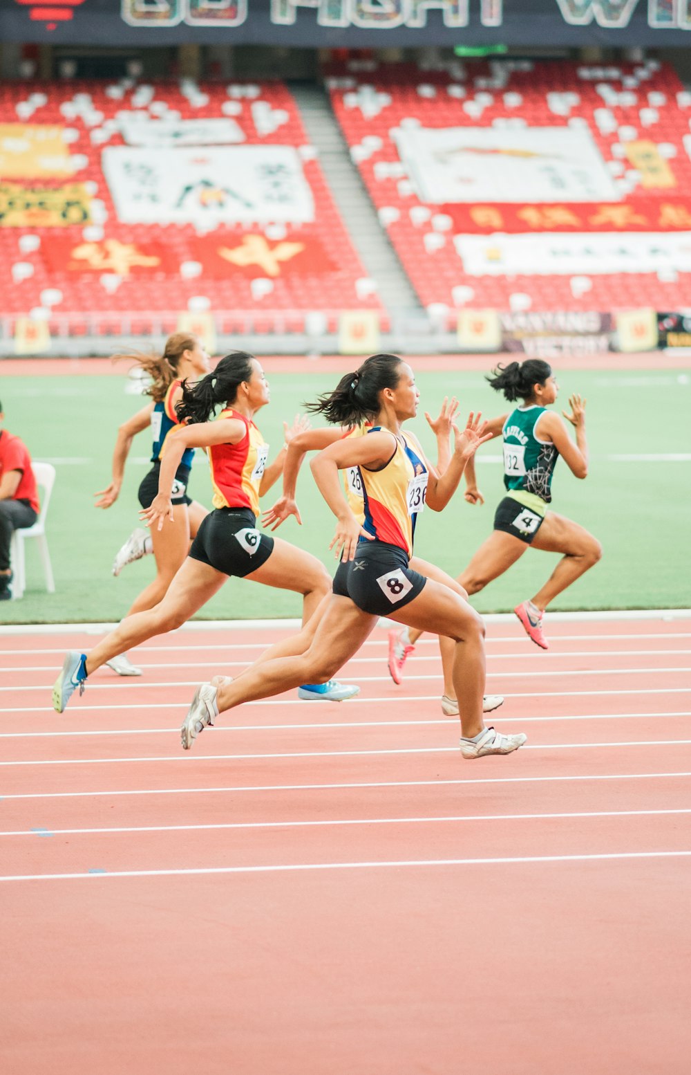 mujeres corriendo en el campo de atletismo
