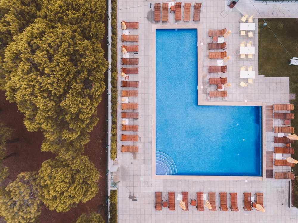 Fotografía a vista de pájaro de una piscina cerca de los árboles