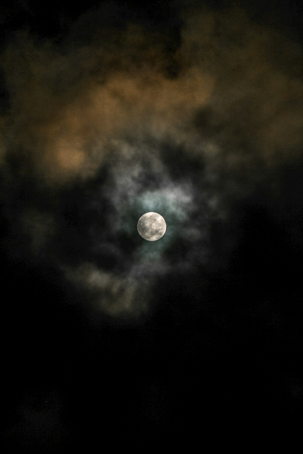 Fotografía de ángulo bajo de la luna