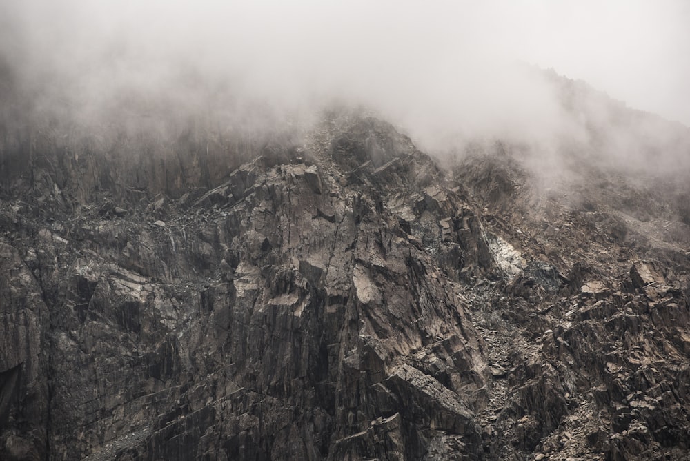 Photographie en niveaux de gris des montagnes Rocheuses