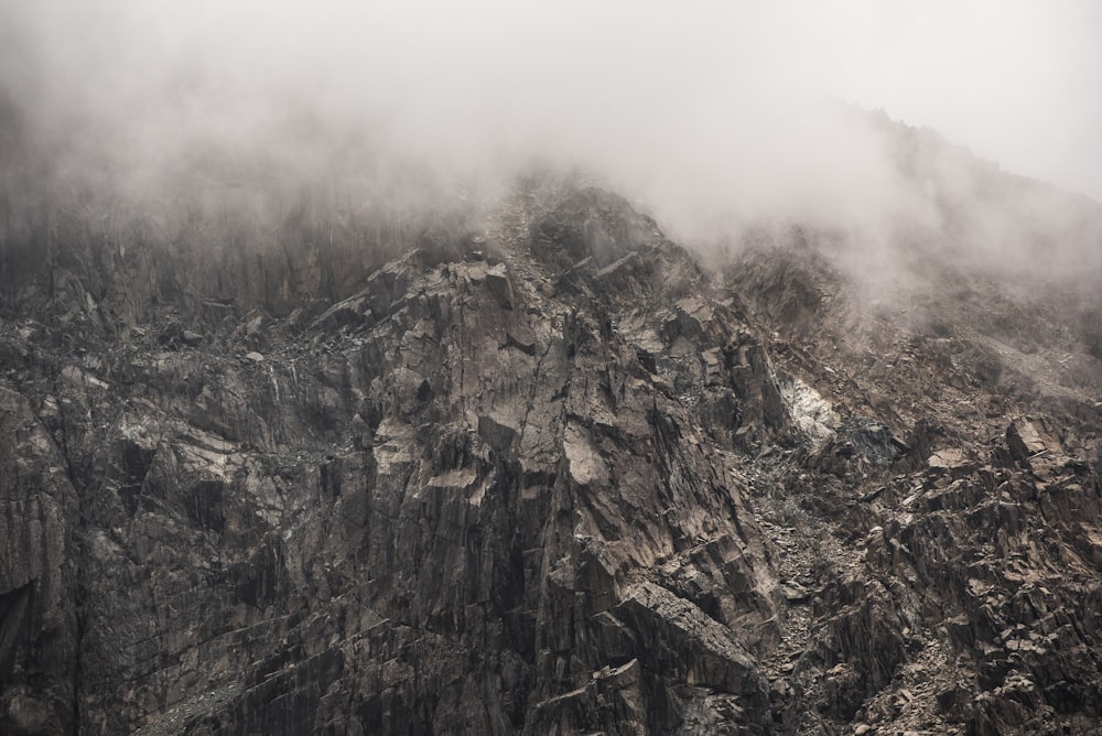 fotografia em tons de cinza de montanhas rochosas