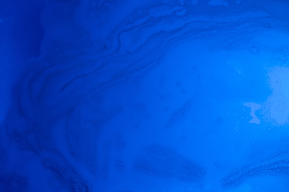 파란 액체의 클로즈업 모습