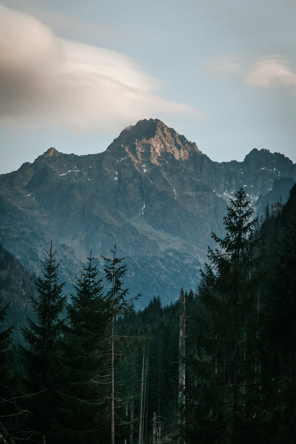 Landschaftsfotografie von Bergen unter bewölktem Himmel