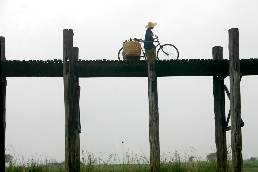 pessoa com bicicleta na ponte