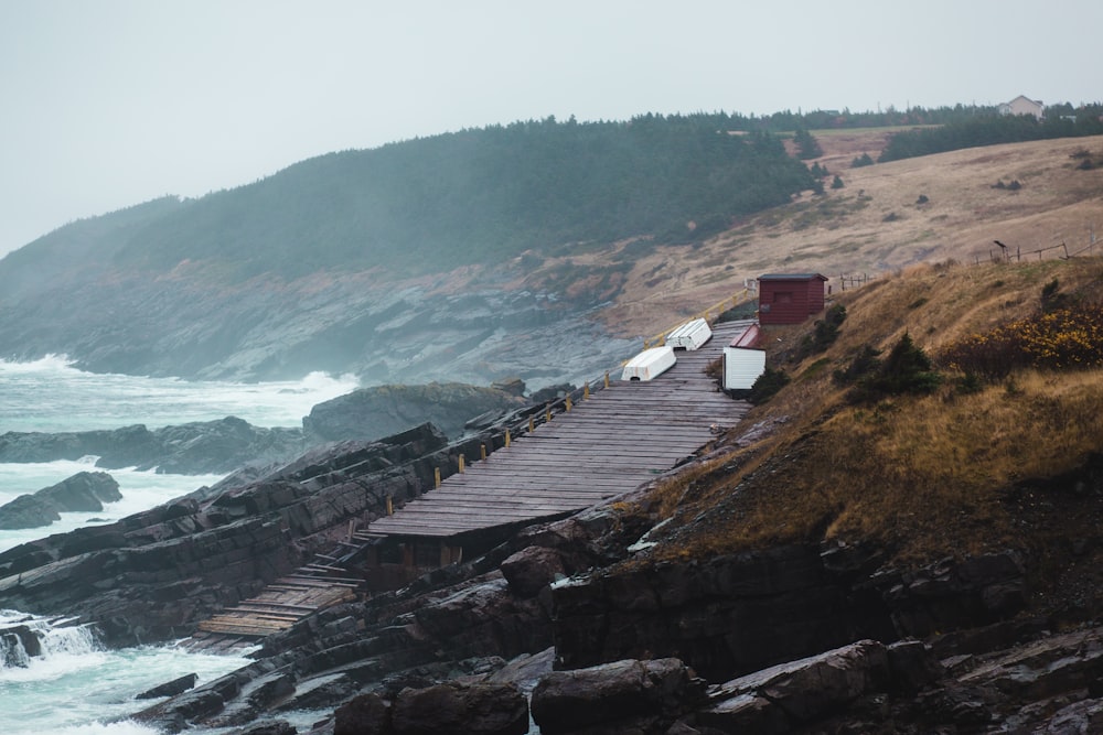 mer à côté de la chaîne de montagnes pendant la journée