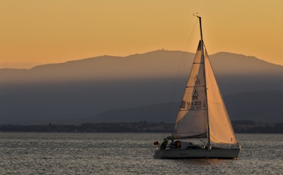 Goldene Sonnenuntergangs-Kreuzfahrt mit Essen, Drinks & Musik