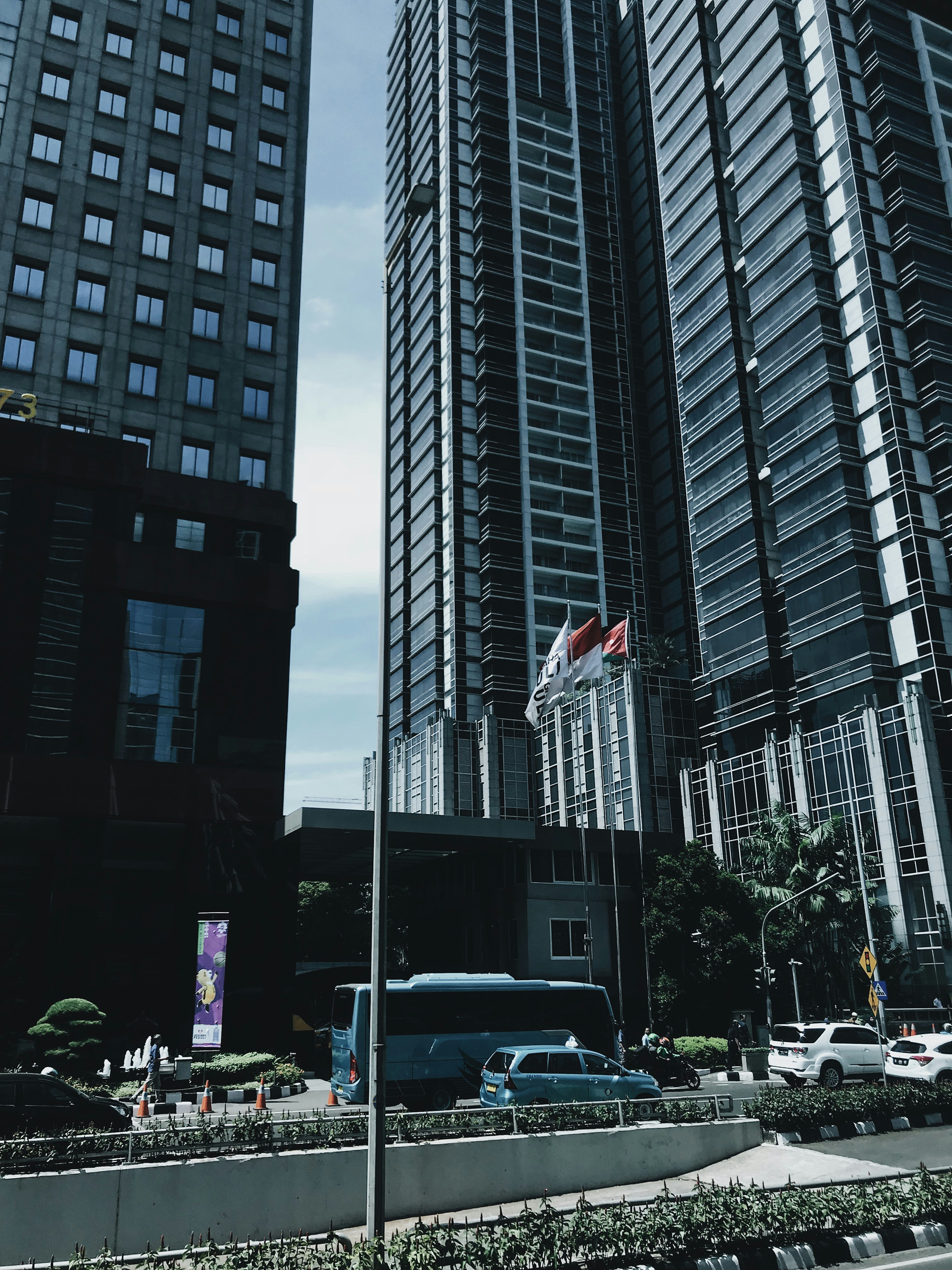 kendaraan yang melewati gedung
