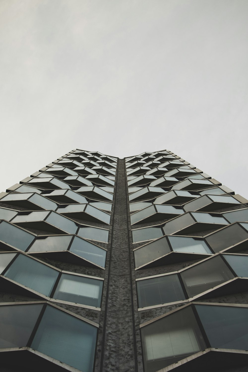 낮 고층 건물의 로우 앵글 사진