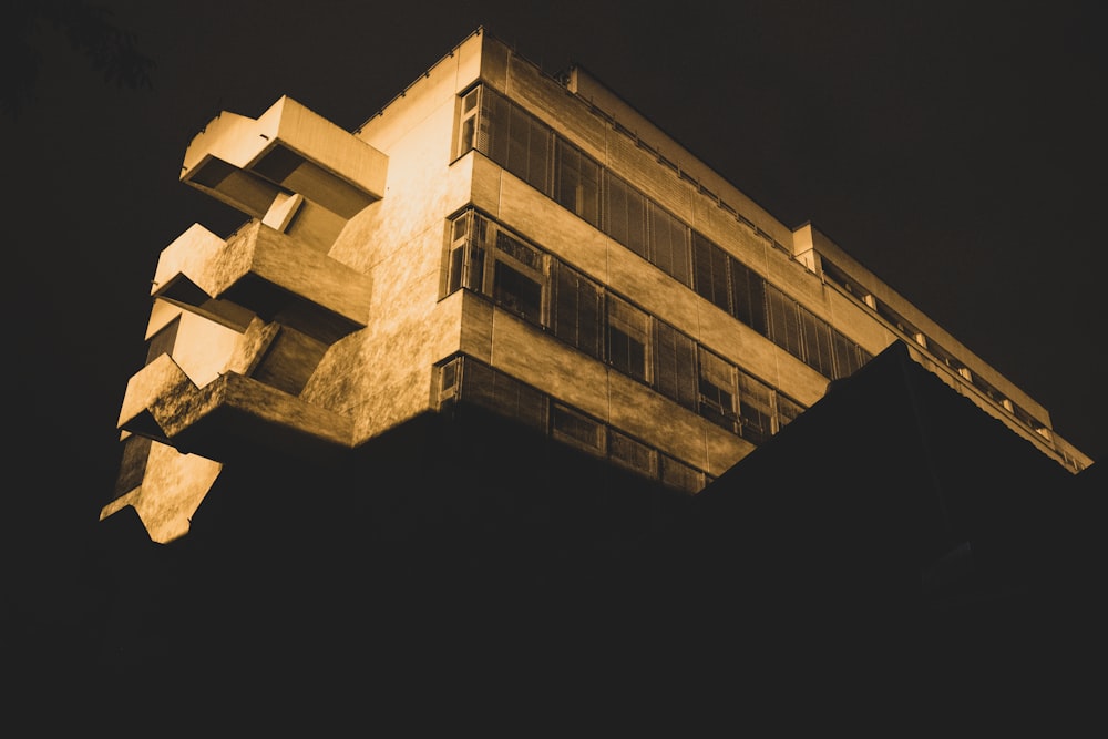 コンクリート建築物のローアングル撮影