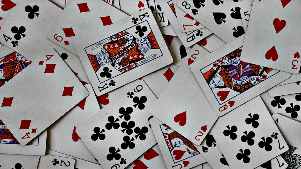 Joueur hors de position face à l'agresseur préflop au poker