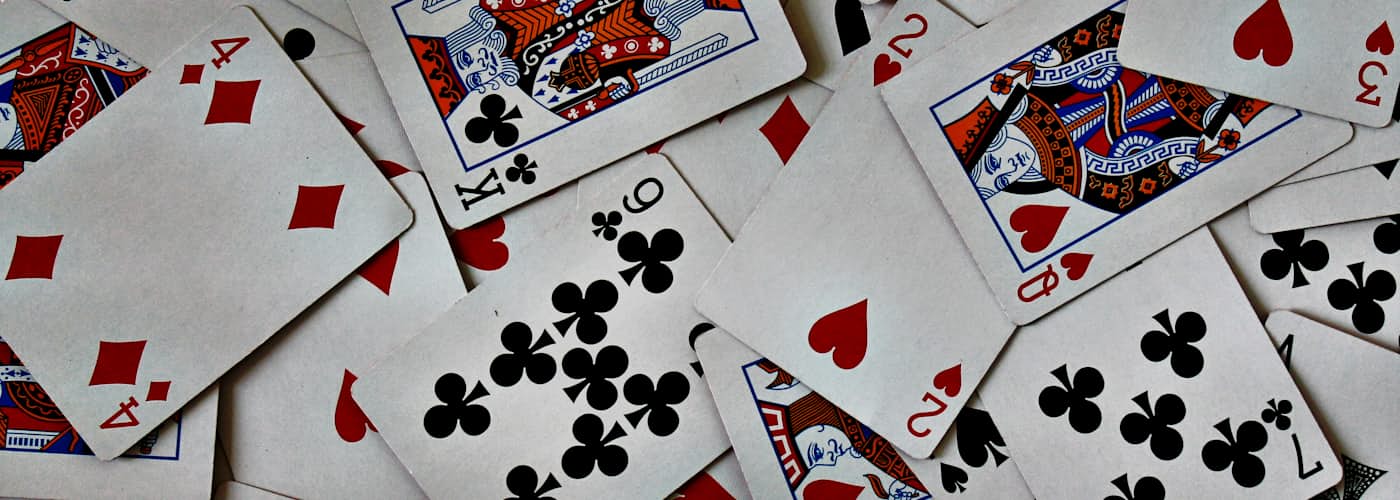 לשחק עם הקלפים גלויים: גישה לבעיה של חשיפה עצמית – סקירת מאמ