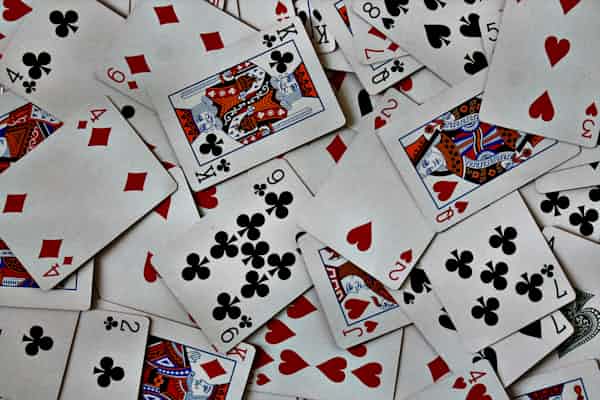 לשחק עם הקלפים גלויים: גישה לבעיה של חשיפה עצמית – סקירת מאמ