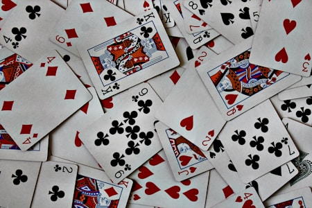 Matadorbet canlı casino poker chip ve kart masası
