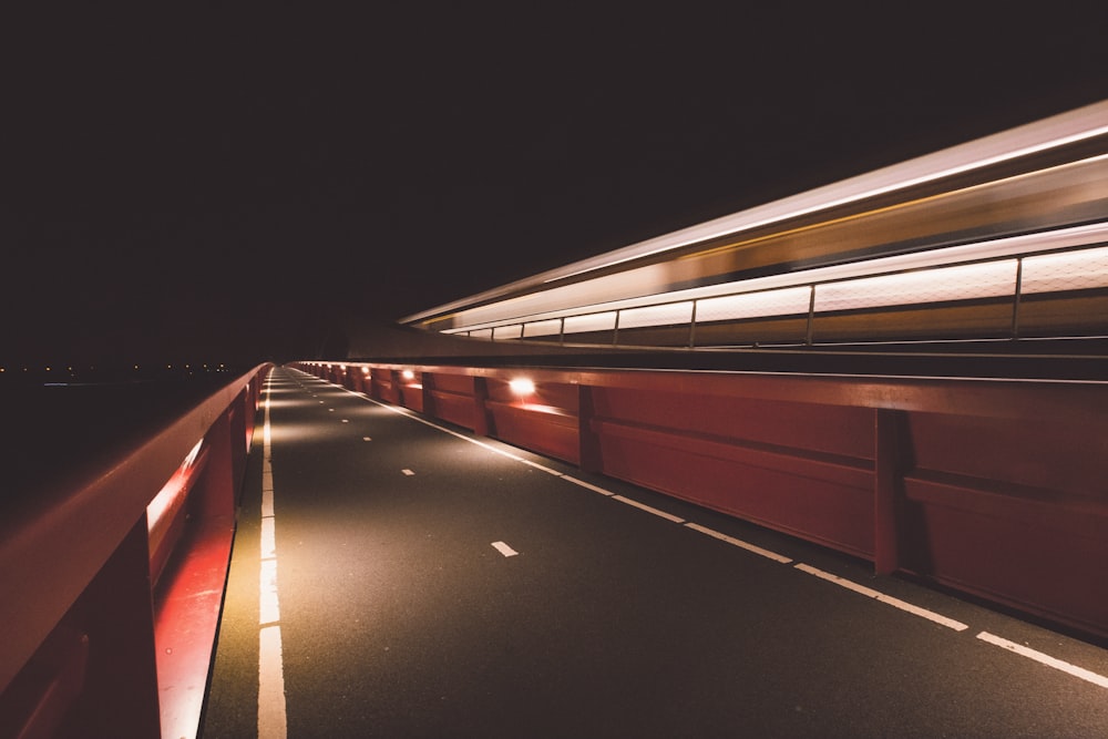 Carretera vacía con luces