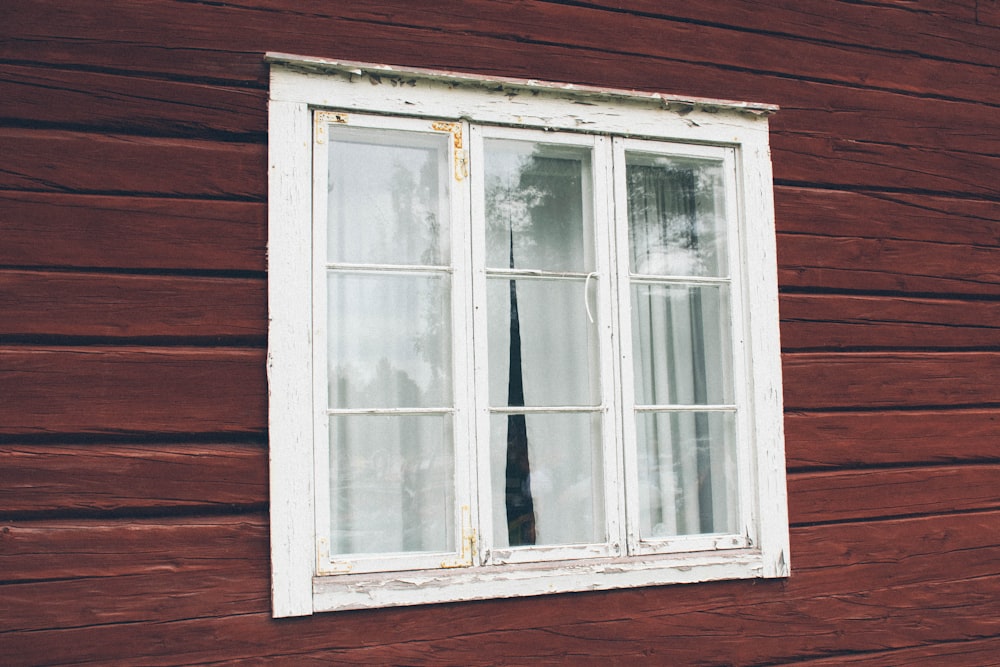 geschlossene weiße Holzglasfenster