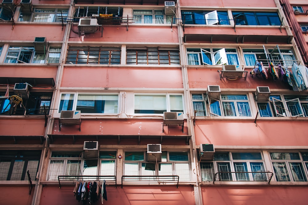 Fotografía de ángulo bajo de un edificio rojo