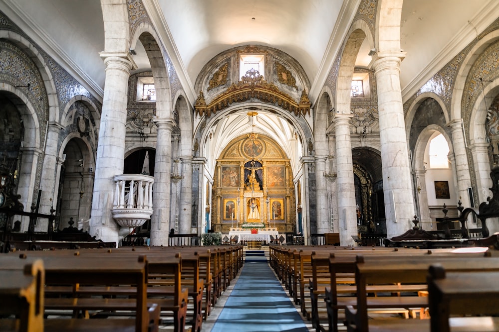 Banco de madera vacío dentro de la iglesia durante el día