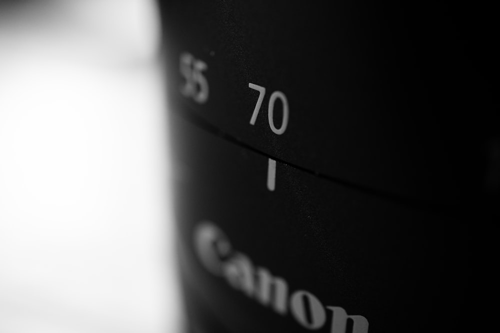 Primer plano del objetivo de una cámara Canon