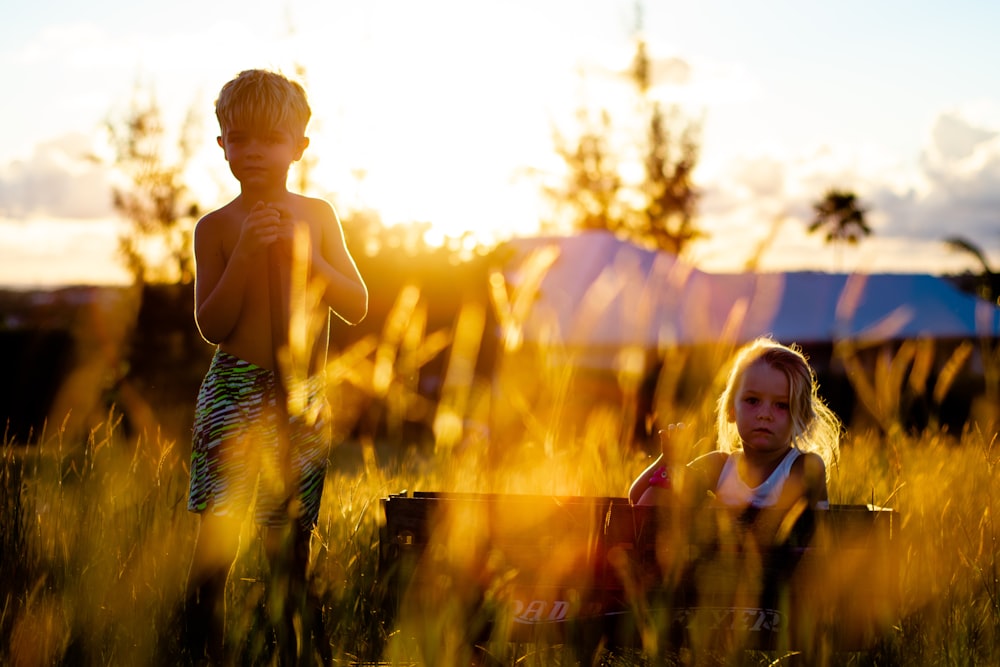 Dos niños en el campo de hierba durante el día