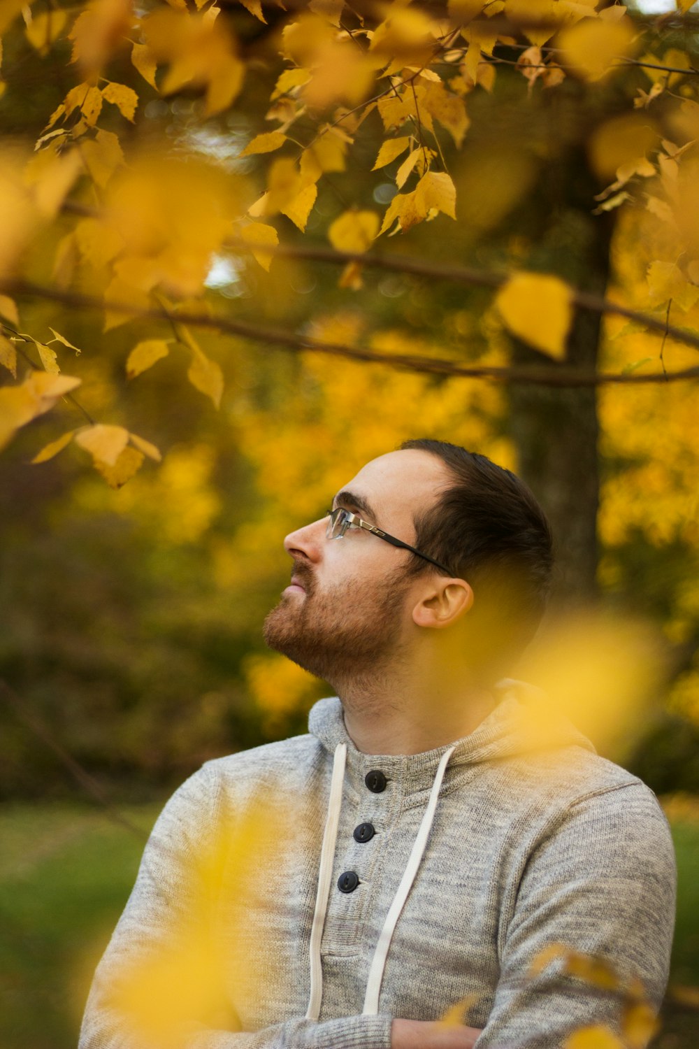 Foto eines Mannes im grauen Kapuzenpullover mit flachem Fokus