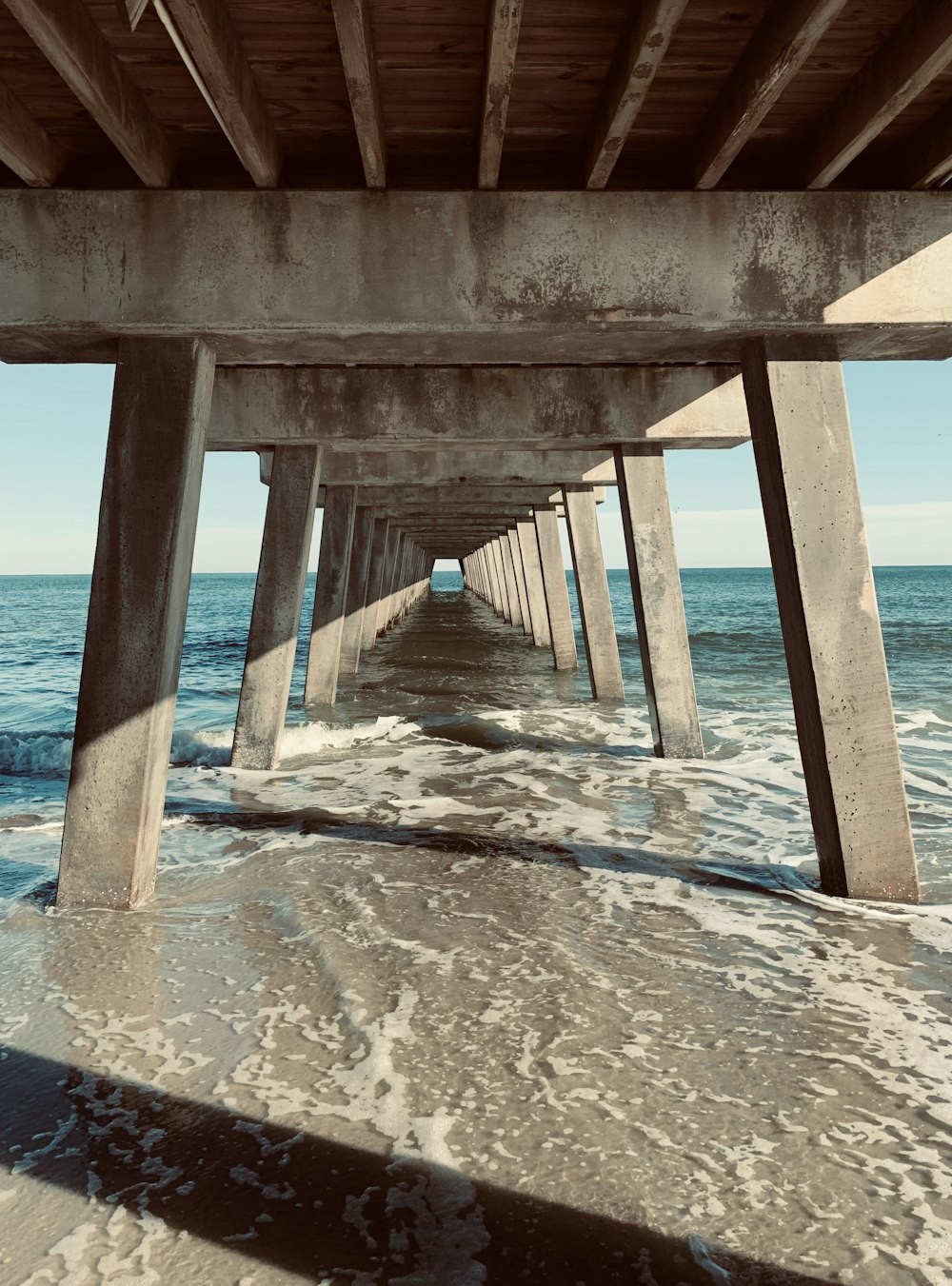 Graue Betonbrücke am Meeresufer