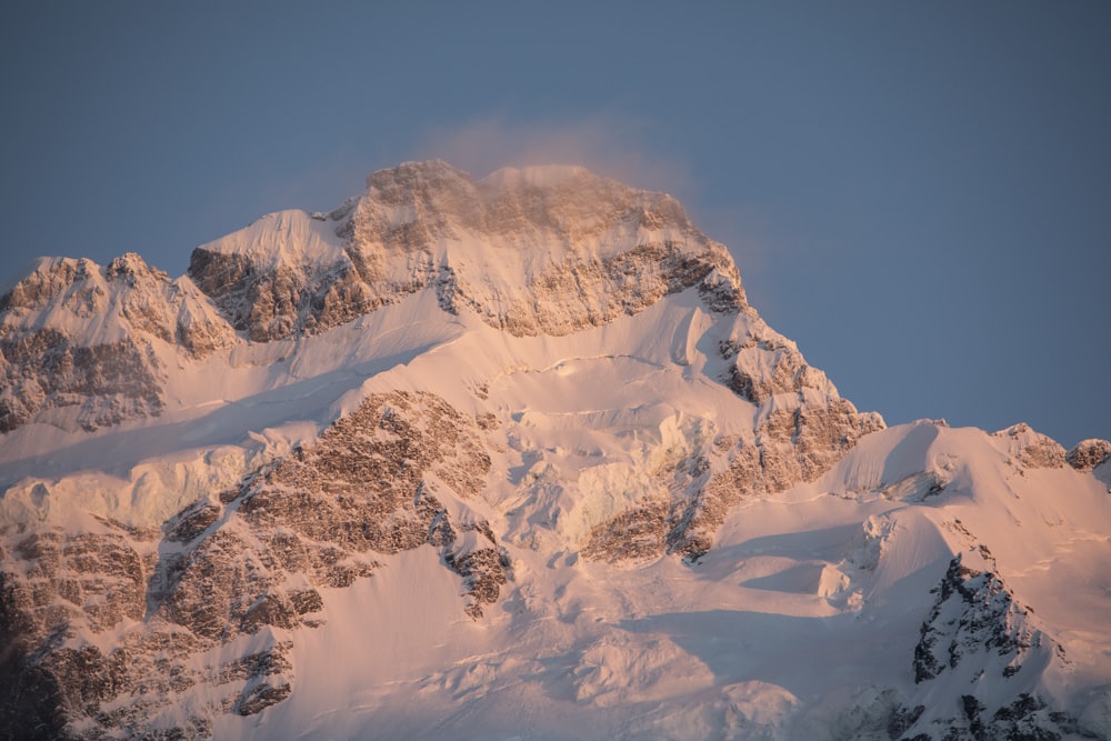 Fotografia de olho de pássaro da montanha coberta de neve