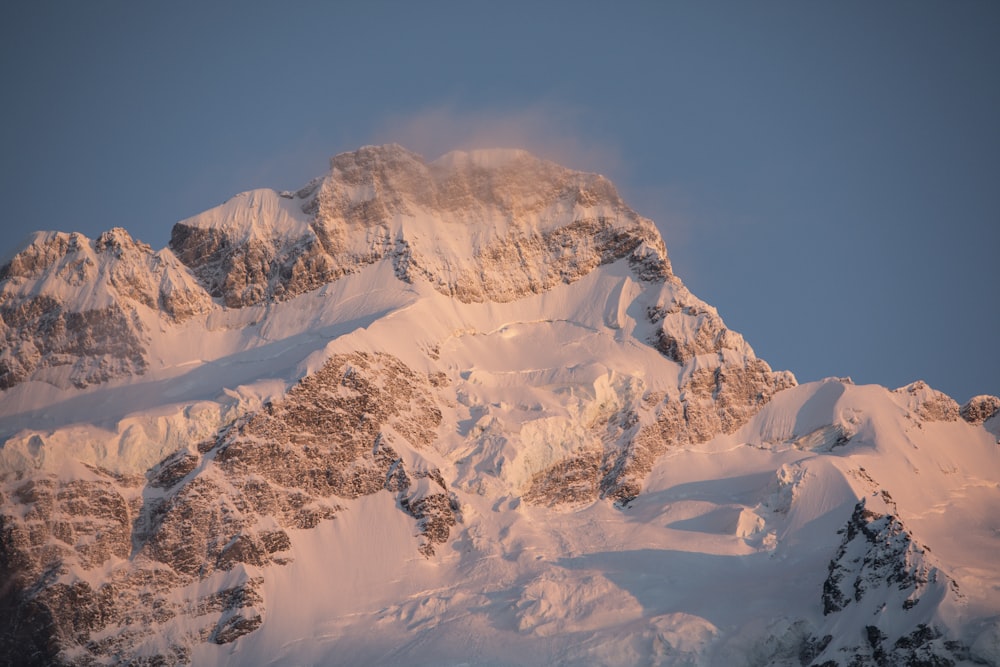 Photographie à vol d’oiseau d’une montagne enneigée