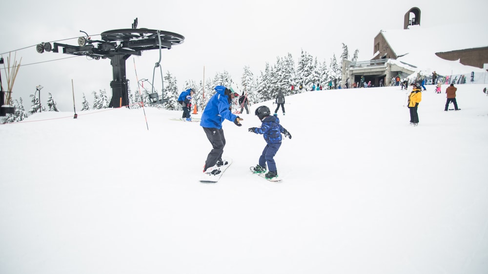 pessoas jogando snowboard na neve