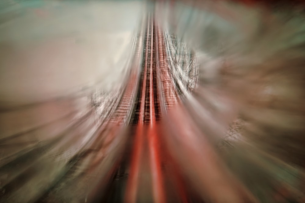 Una foto borrosa de una vía de tren