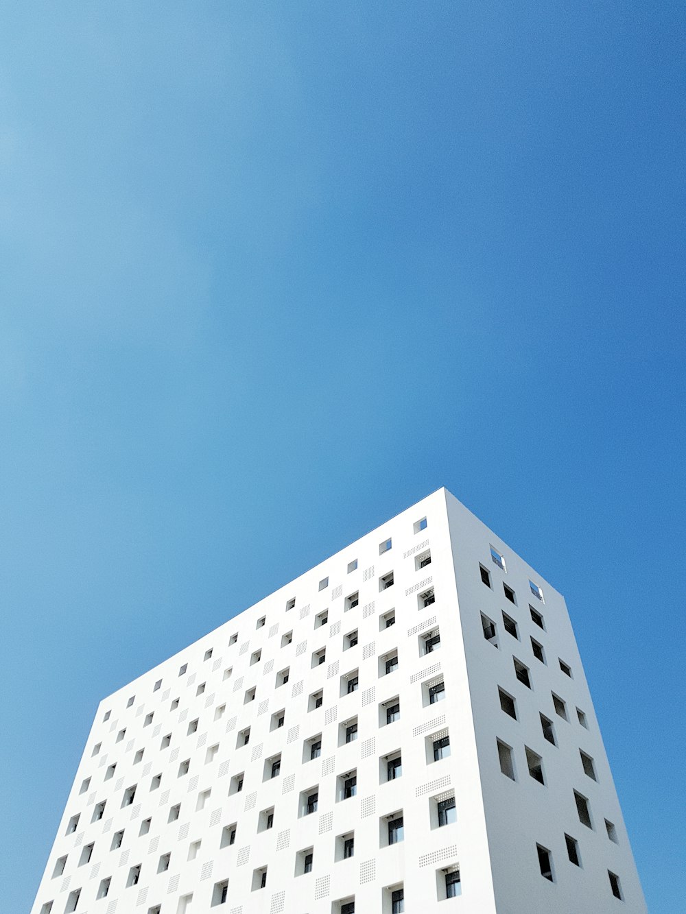 weiß gestrichenes Gebäude unter blauem Himmel