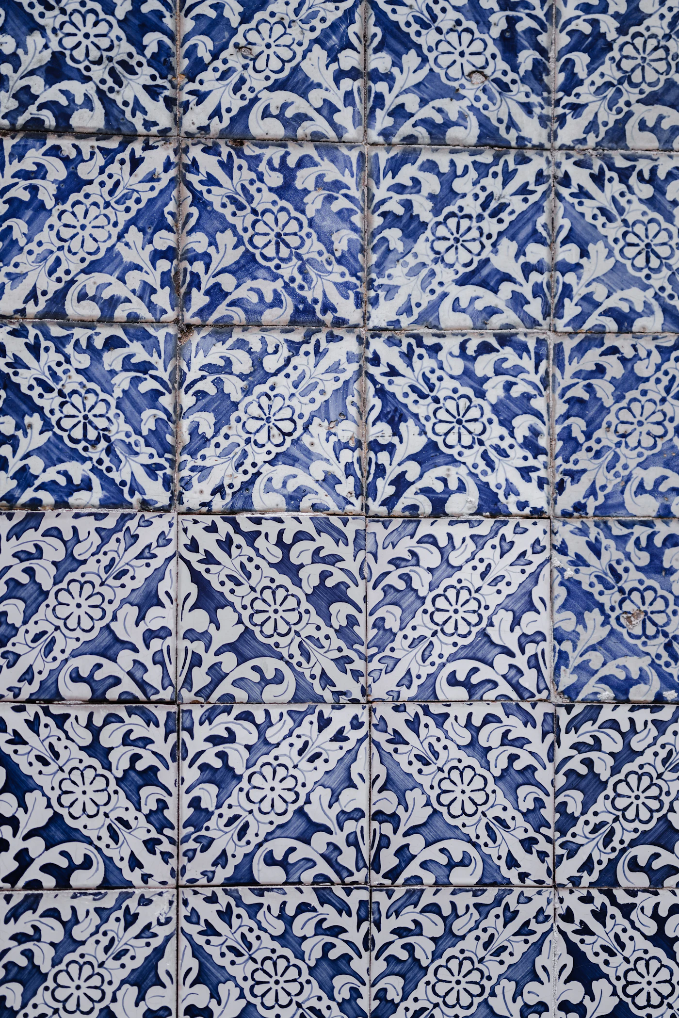 Pared cubierta de azulejos azules y blancos tradicionales de Portugal