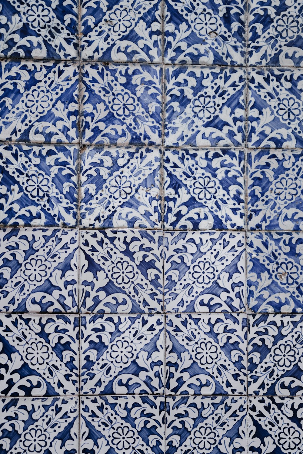 azulejos florales blancos y azules