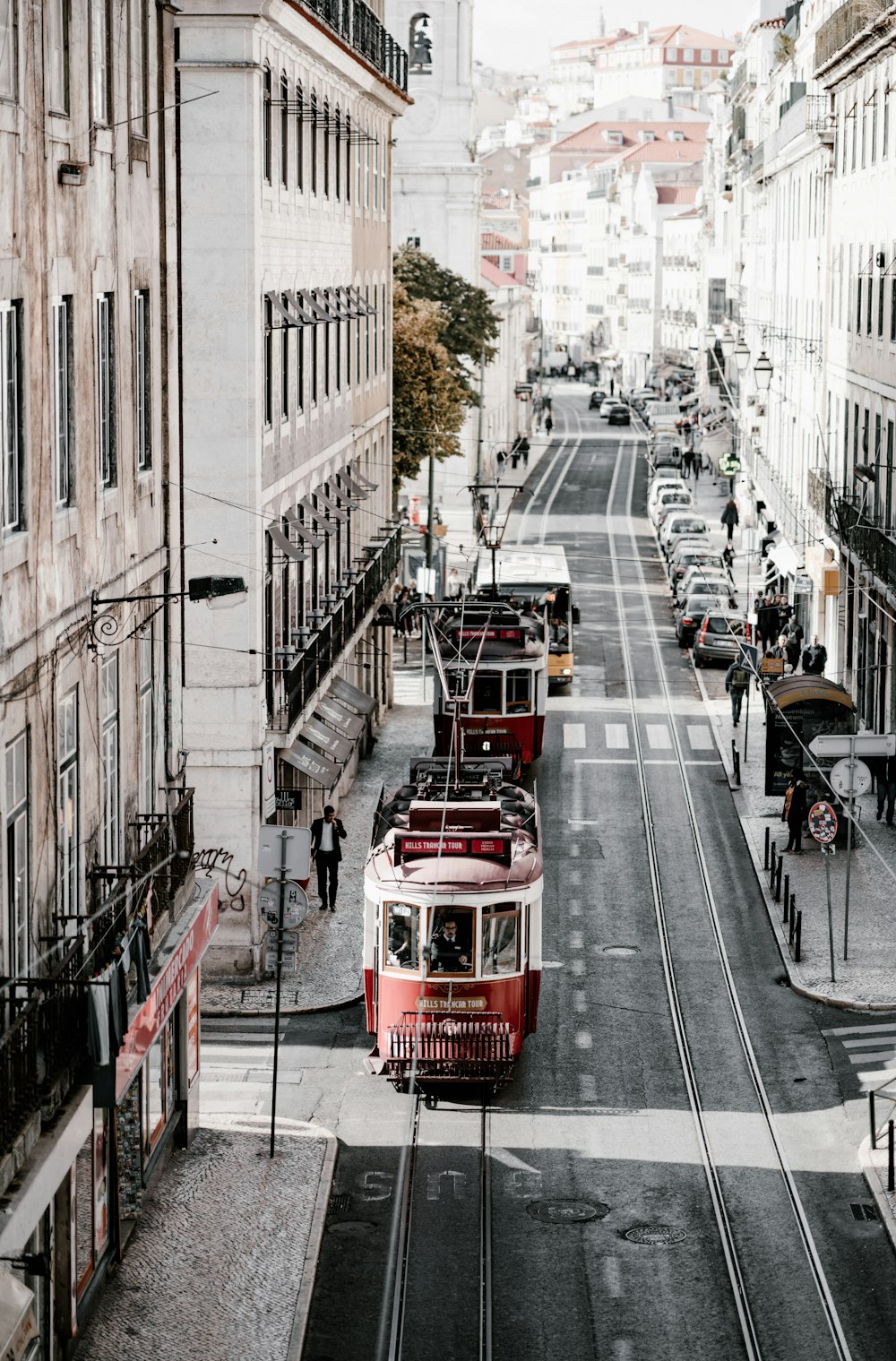 Due tram rossi in città