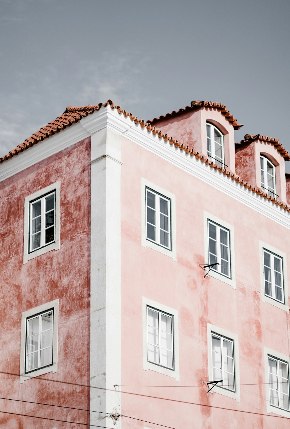 ピンクと赤の建物構造のローアングル写真