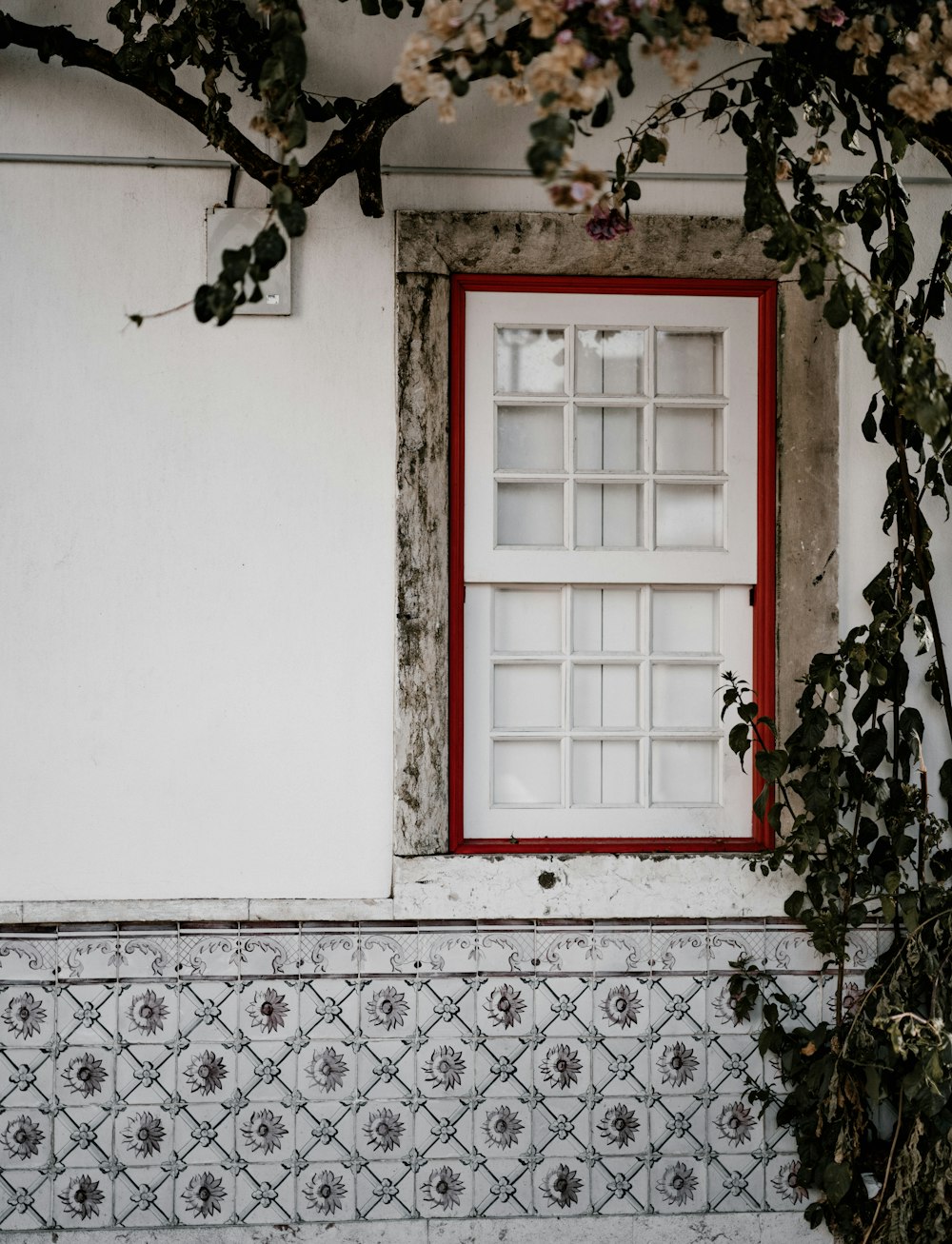 ventana cerrada de madera blanca