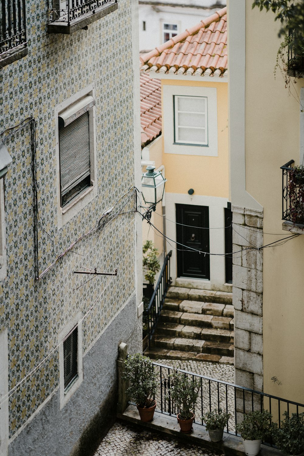 Fotografia aérea de edifício de concreto cinza durante o dia