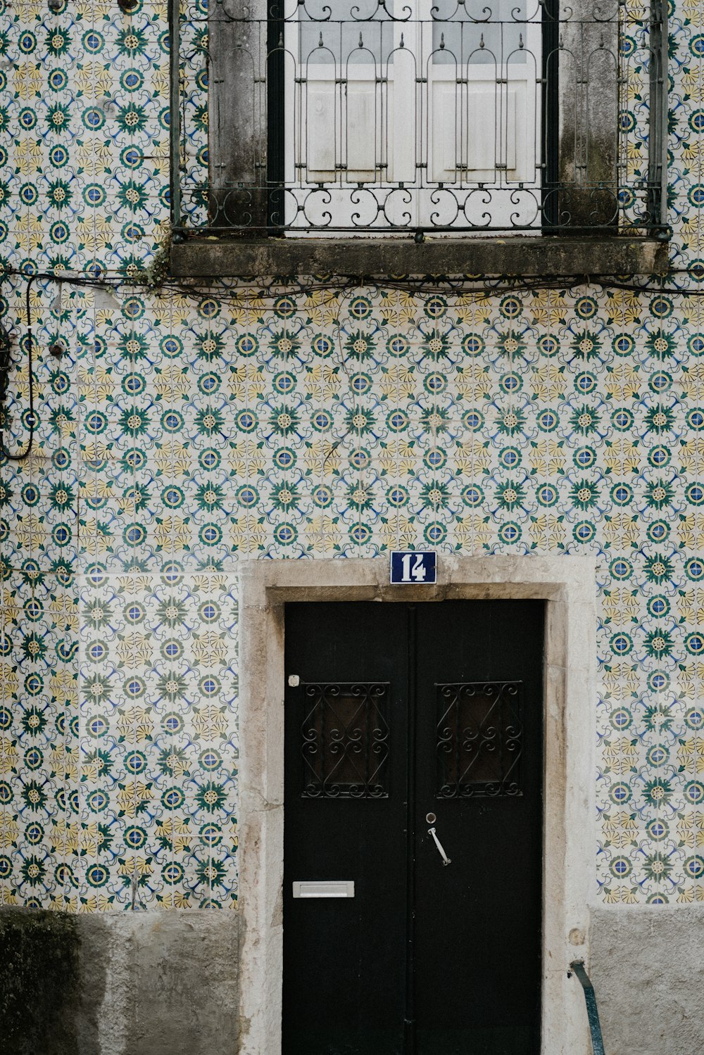 puerta cerrada de madera negra