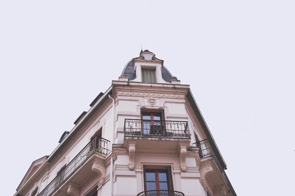 Photographie en contre-plongée du bâtiment