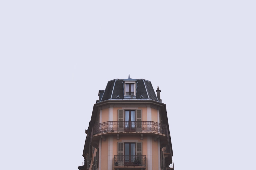 Edificio marrón y negro bajo el cielo blanco