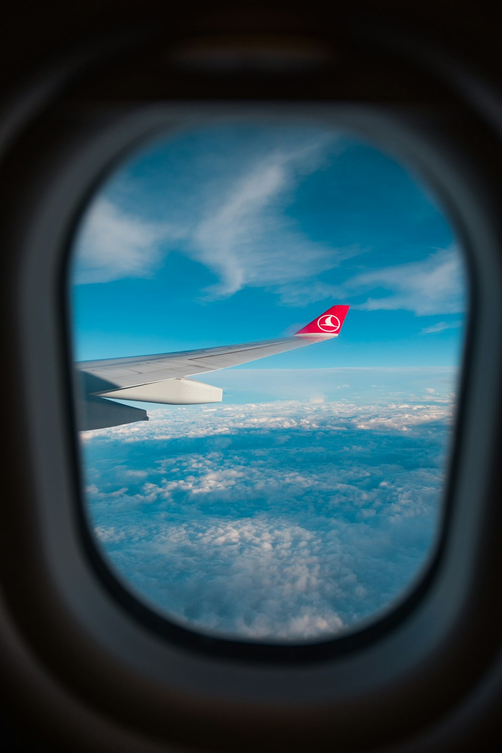 Blick auf den Flügel des Flugzeugs durch das Fenster