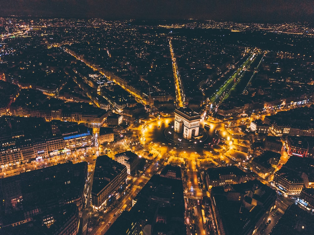 Fotografía aérea de edificios iluminados por la noche