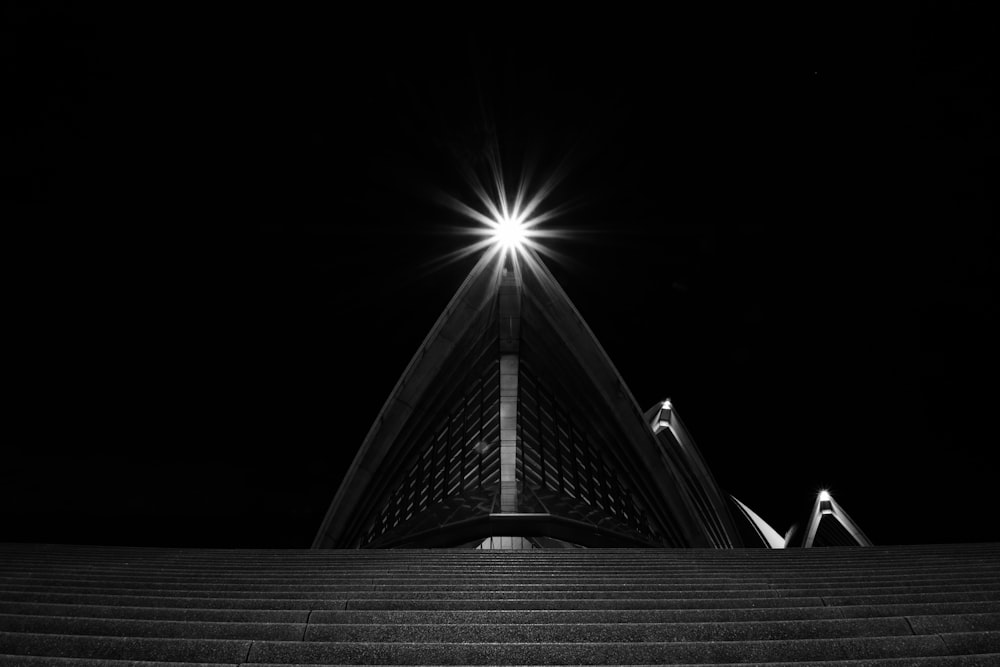 Una foto in bianco e nero di una scala di notte