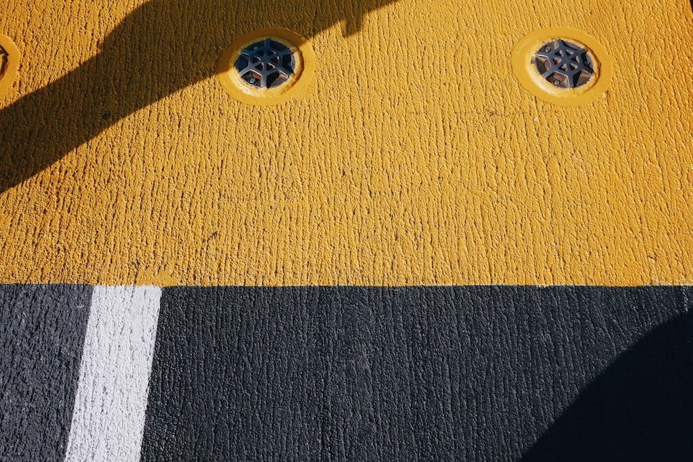 Der Schatten einer Person, die ein Handy in der Hand hält